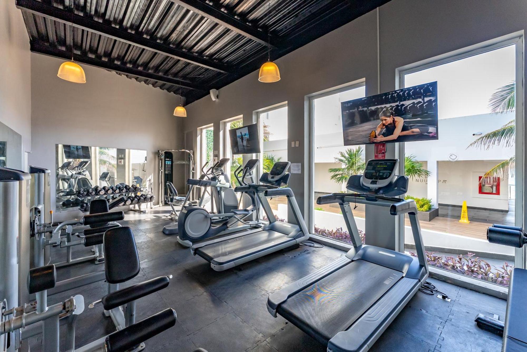 Apartment Beachfront Deluxe -best Ocean View, With Beach, Gym And