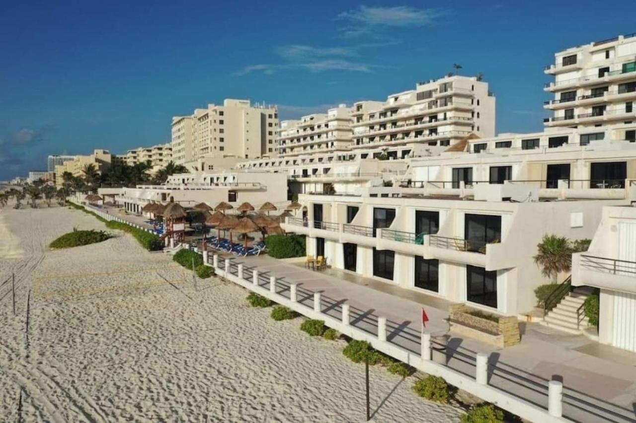 Cancun Hotel Zone, Beachfront 2 Bedroom Apartment - Prime Location Cancun