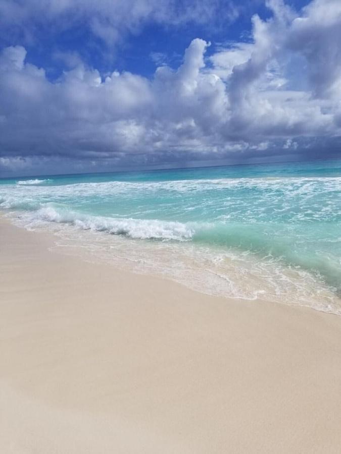Cancun Hotel Zone, Beachfront 2 Bedroom Apartment - Prime Location Apartment