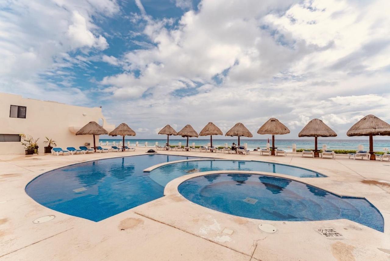 Cancun Hotel Zone, Beachfront 2 Bedroom Apartment - Prime Location Apartment