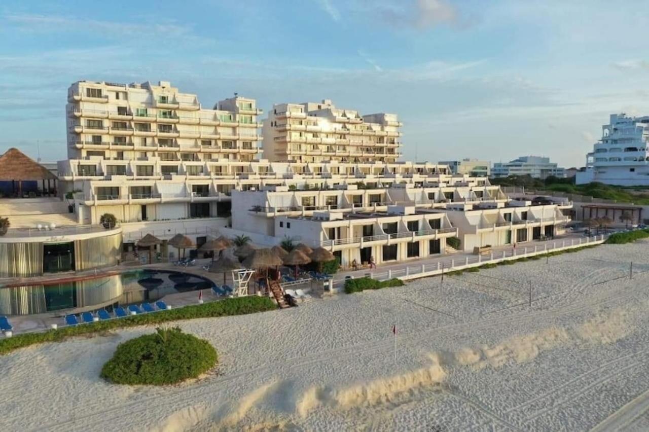 Cancun Hotel Zone, Beachfront 2 Bedroom Apartment - Prime Location *