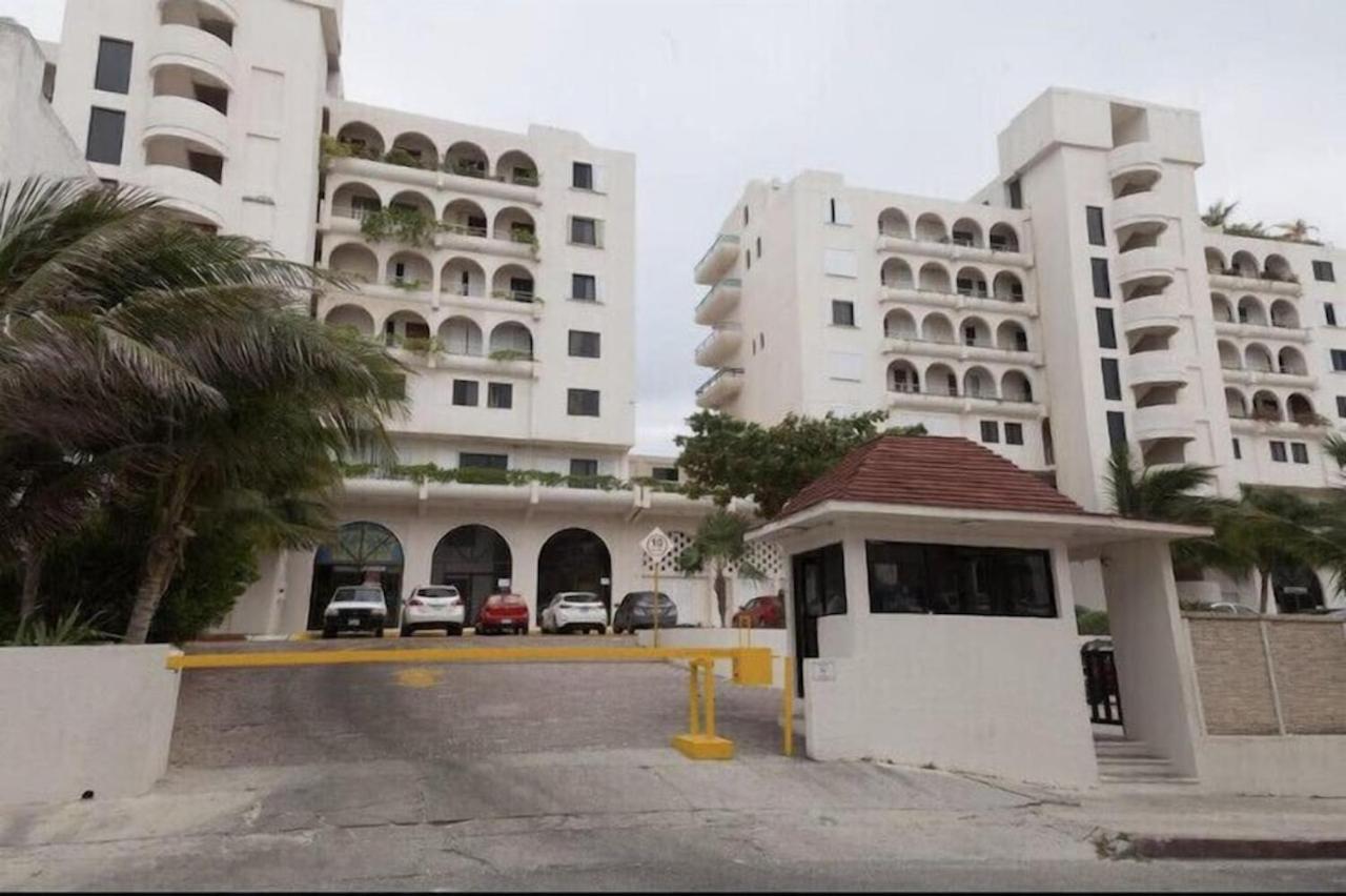 Cancun Hotel Zone, Beachfront 2 Bedroom Apartment - Prime Location Apartment *