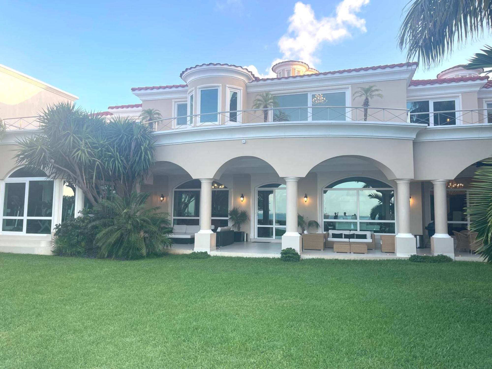 Exclusive Beachfront Luxury Villa, Private Gym, Personalized 5 Star-service, Direct Access * Cancun