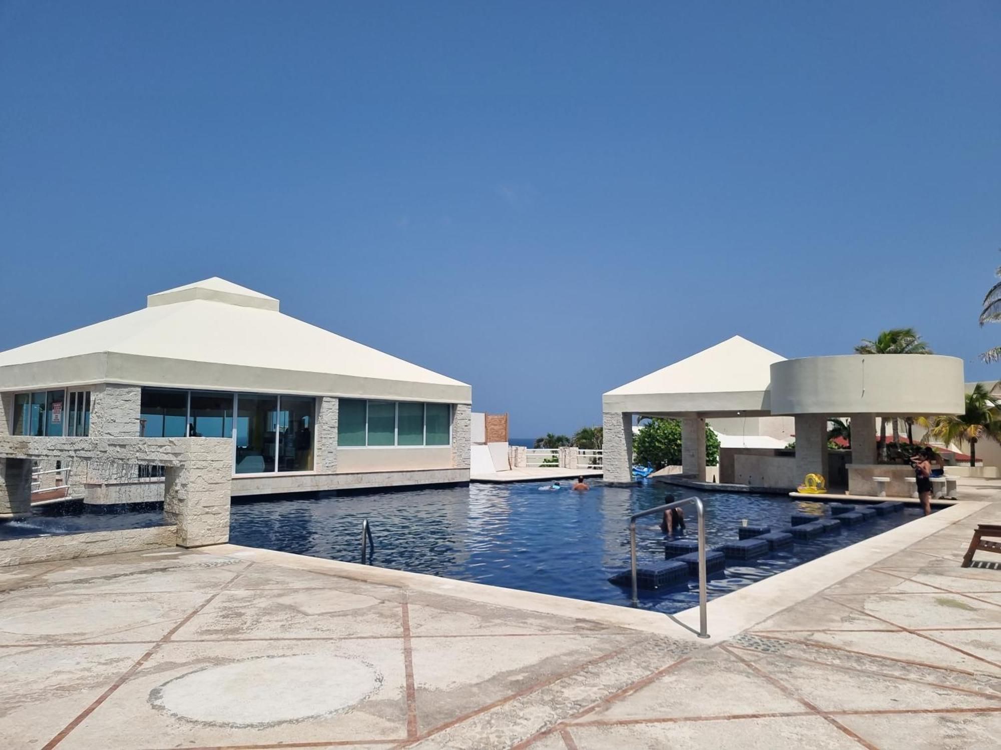 Ocean Front Aparthotel Cancun