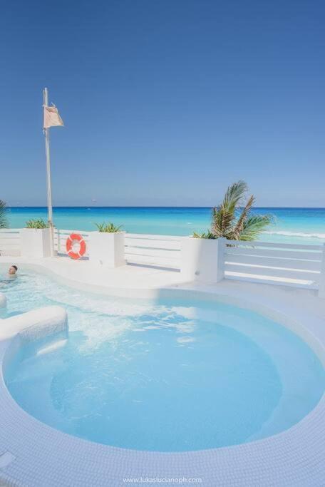 Apartamento Exclusive On The Beach, Minimalist, Gym, Pool, Jacuzzi, Balcony