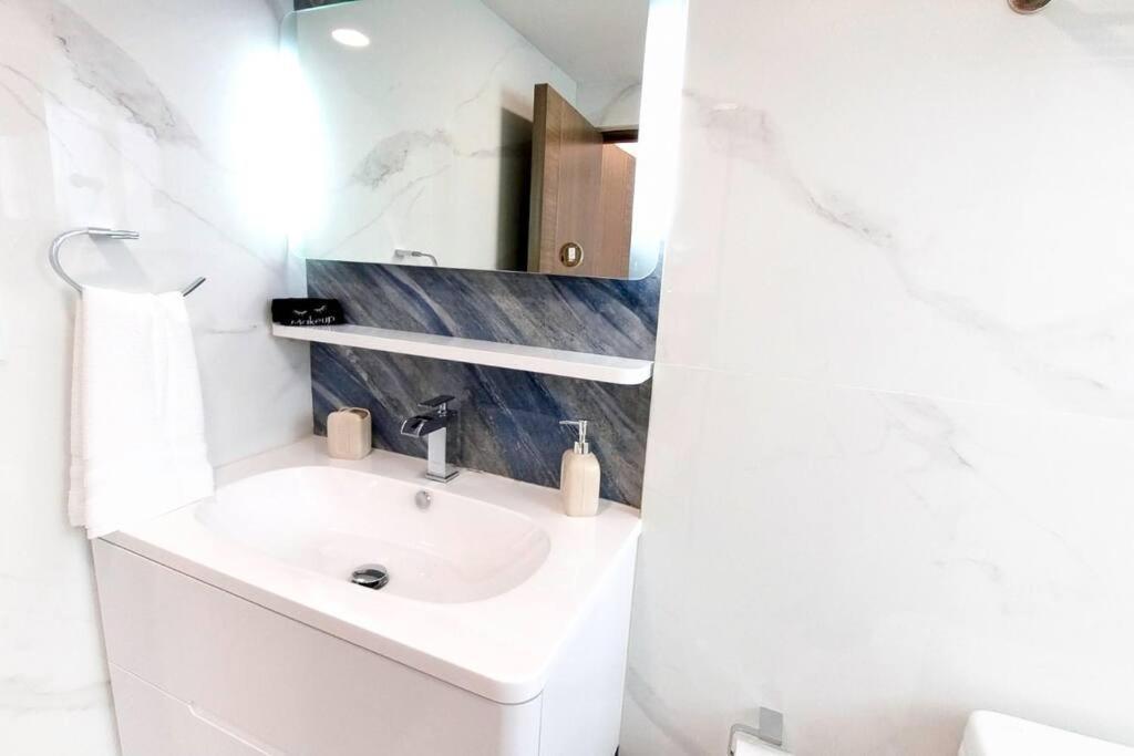 Recien Remodelado Estudio En La Playa, Piscina, Gimnasio, 4d Apartment