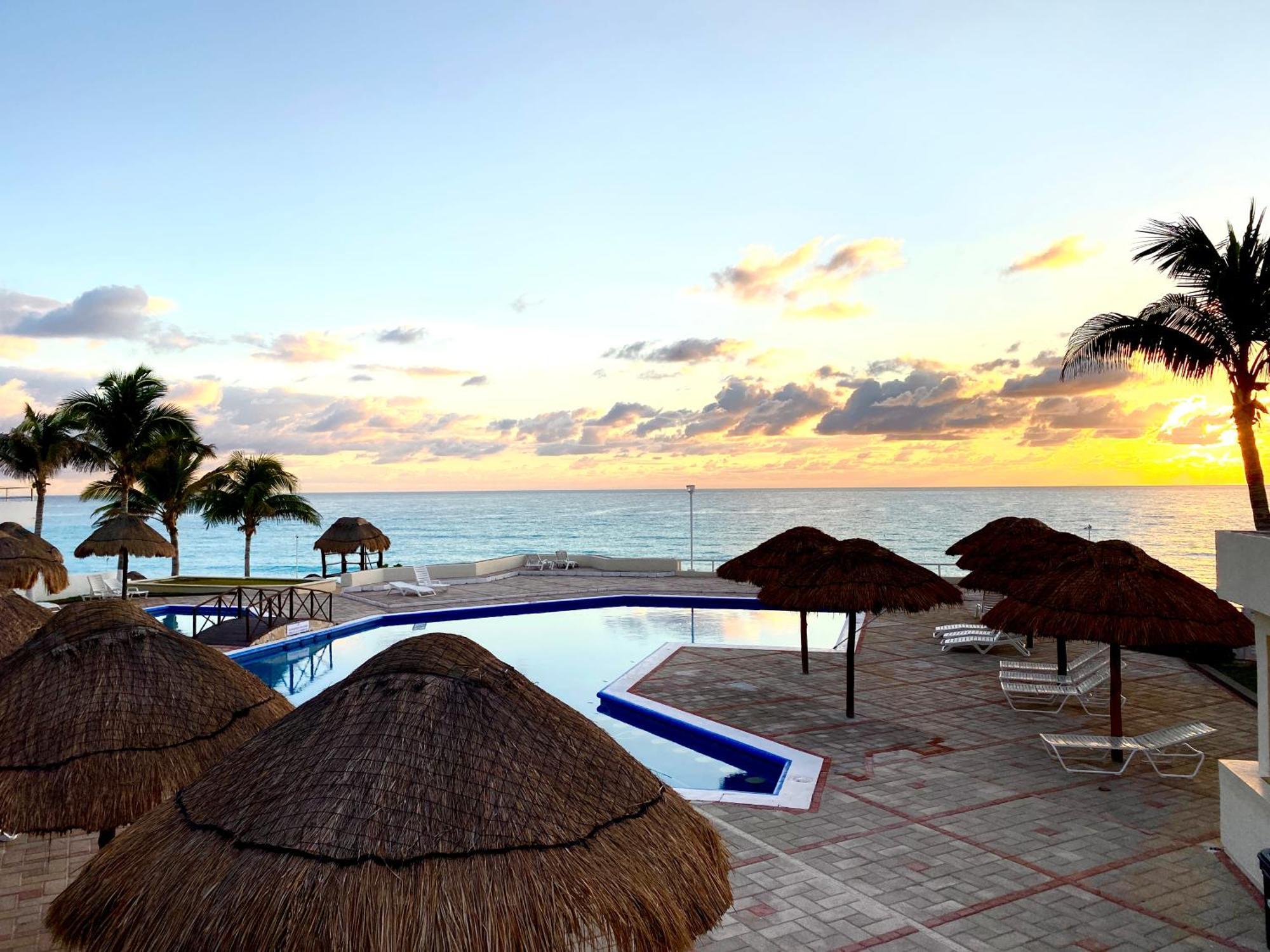 Beach Apartment With Balcony And View, Brisas Cancun Hotel Zone, 1 Bedroom Apartment *
