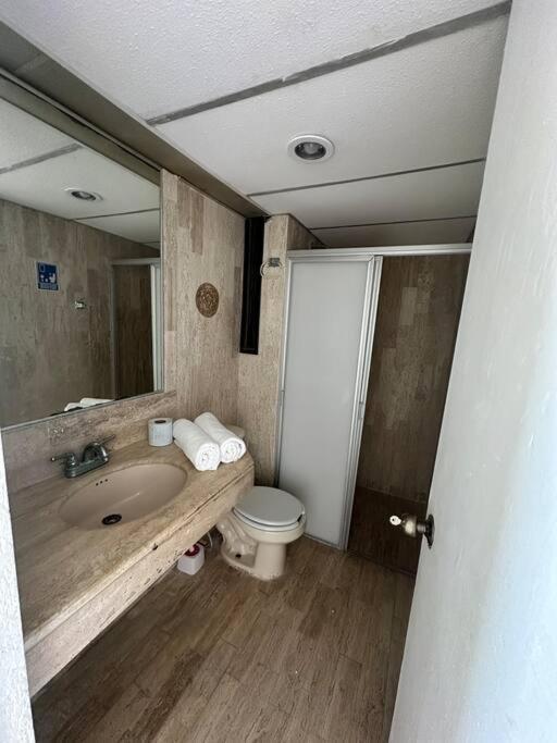 Apartment Escape To Serenity By The Sea! Beachfront With Pool, Just 5 Minutes From The Ferry *